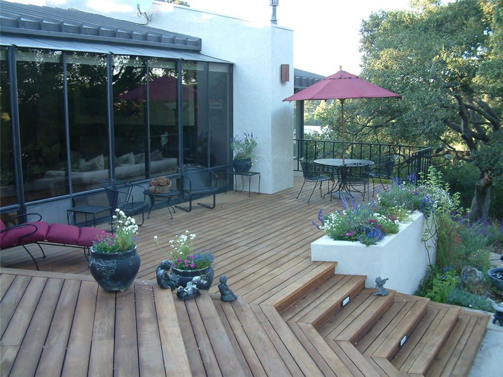 Deck with Planter Edge