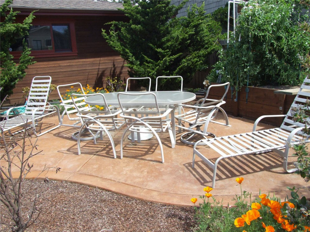 Small Curvilinear Patio