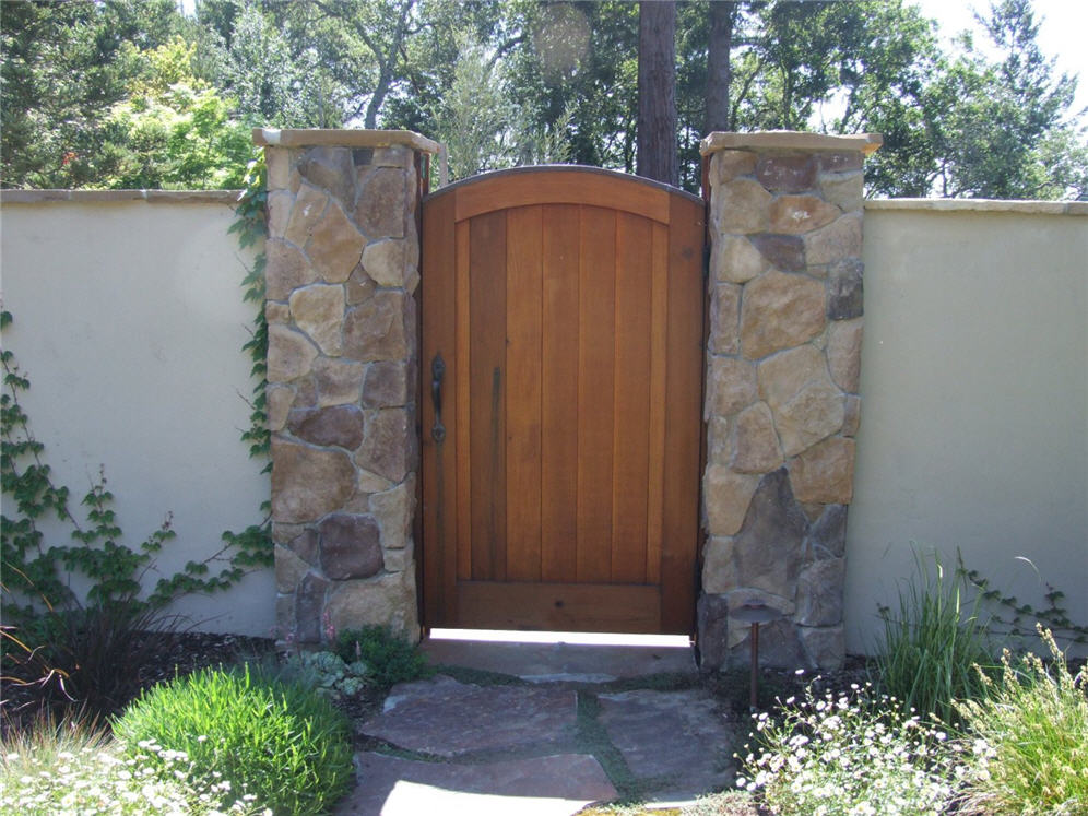 Simple Gate Supported by Pillars