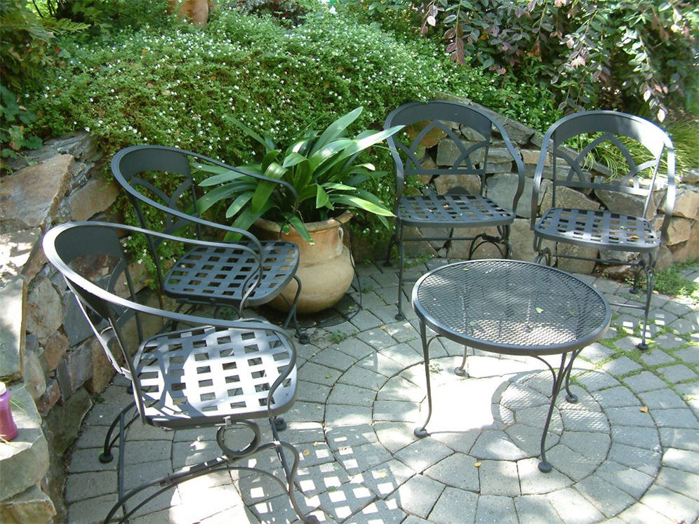 Conversation Pit with White Bacopa